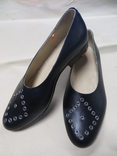 Sieviešu laiviņkurpes ar kniedēm Nr.41