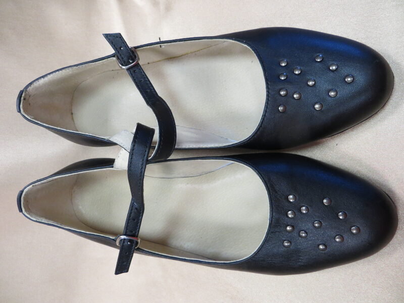 Sieviešu kurpes ar kniedēm Nr.22