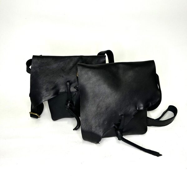 Videjā kvadrātsoma mežazvērs melna