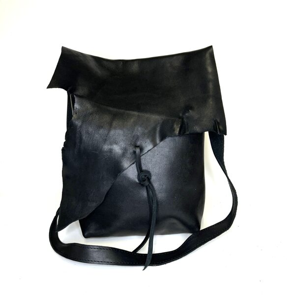 Lielā kvadrātsoma mežazvērs melna